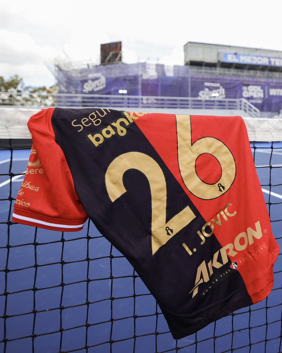 AtlasFC's tweet photo. Iva no solo le sabe al tenis 😉❤️🖤

¡Mucho éxito en tu camino hacia el bicampeonato del GDL Open! 🏆

#ParaLaFielPorLaFielYConLaFiel https://t.co/35hbtfonZ1