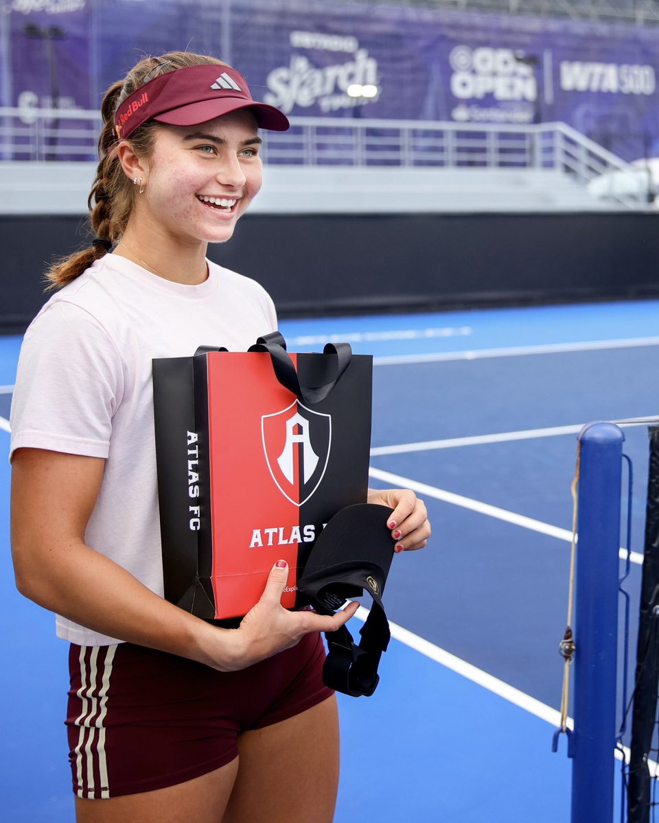 AtlasFC's tweet photo. Iva no solo le sabe al tenis 😉❤️🖤

¡Mucho éxito en tu camino hacia el bicampeonato del GDL Open! 🏆

#ParaLaFielPorLaFielYConLaFiel https://t.co/35hbtfonZ1