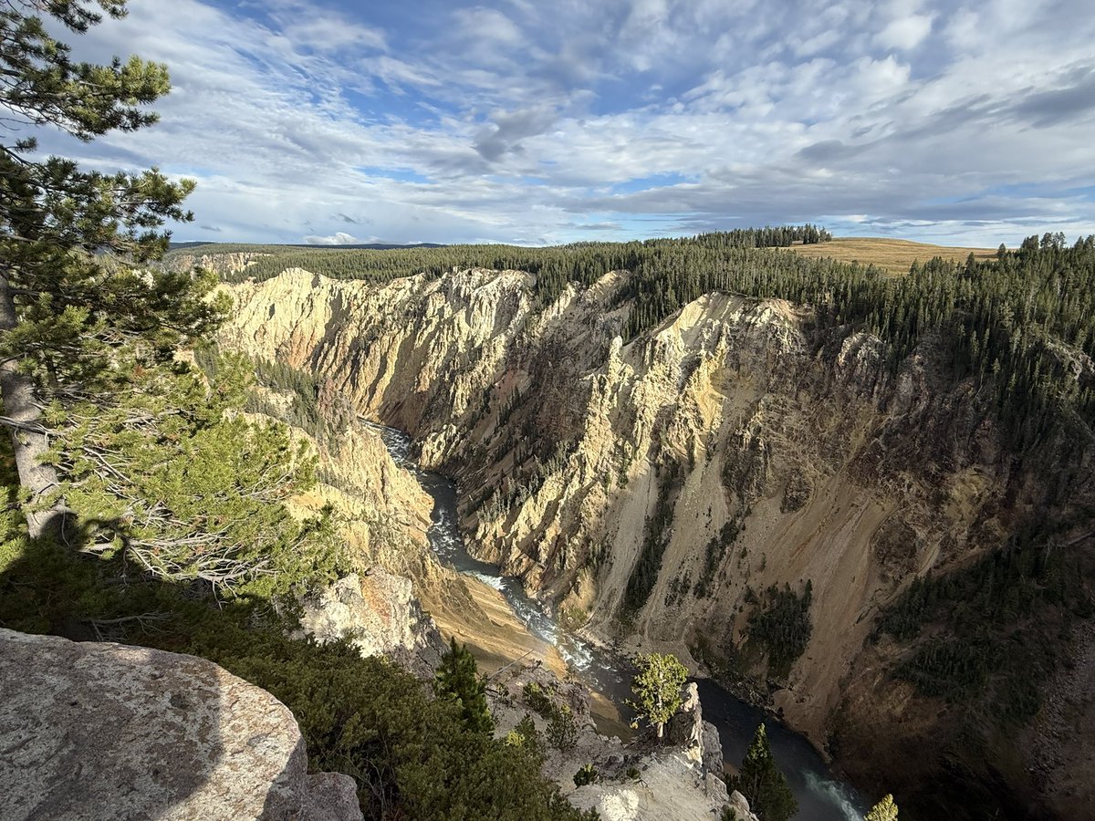 Calico_Reese's tweet photo. Landscape shots from Yellowstone https://t.co/2iuOdSPi8Q