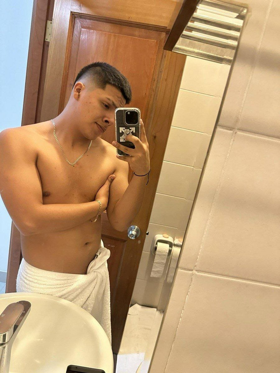 cholitoperu26's tweet photo. Hoy presentamos al cantante CHECHITO al desnudo

CONTENIDO A LA v€ńt@ 

Escríbeme al privado para más información 

#chechito #grupo #heterovergón #gaycruissîg https://t.co/yLn5qj6LHN