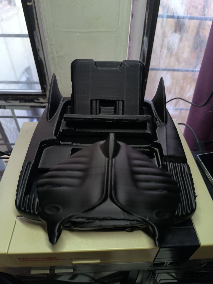 darkalchemyxex's tweet photo. Finished my Phone +USB C hub that turns it into a alien game console #game #vudeogame https://t.co/ZfyXh3R1hi
