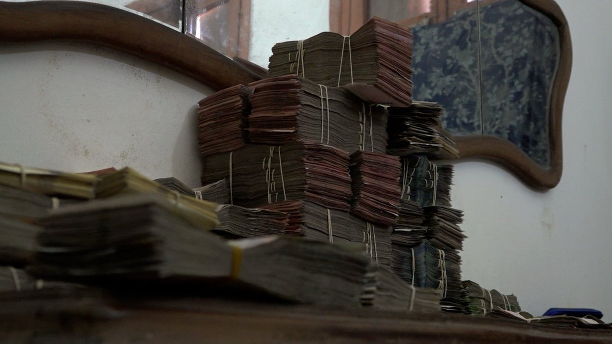 EPreve's tweet photo. 💣 MÁQUINA DE CONTAR BILLETES

✔️ Pablo Leiva era el encargado de blanquear el dinero para la organización narco que tenía los 300 kilos de droga en Brazo Oriental.

✔️ En los allanamientos, a Leiva le encontraron miles de dólares y varios millones de pesos y una máquina de contador billetes.

✔️Leiva estaba contratado por el edil blanco e integrante del Directorio del Partido Nacional, Gonzalo Gómez, y cobraba un sueldo de 52 mil pesos, según los documentos de la Junta de Montevideo.