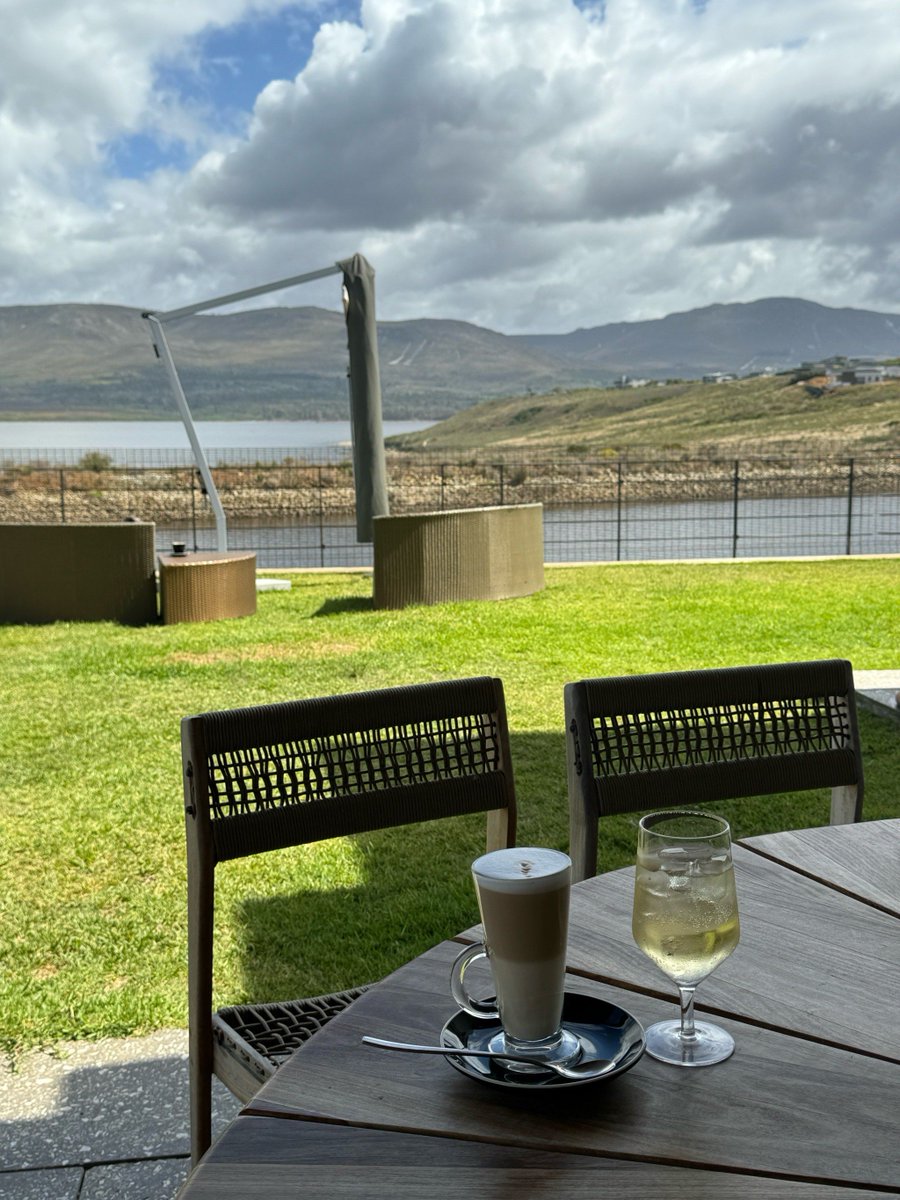 inyez02's tweet photo. Lunch run to the new waterfront café downtown – the breeze + fresh pastries = perfect midday escape! https://t.co/I1leR7JPgj