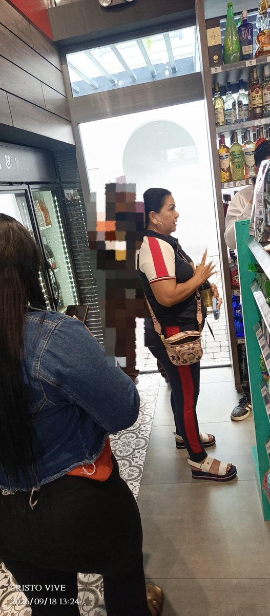 RedNoticiasX's tweet photo. Varias mujeres fueron captadas por cámaras de seguridad robando en la tienda de una gasolinera en Samborondón.
Al ser interceptadas por los guardias de seguridad, adoptaron una actitud violenta y los agredieron. https://t.co/igrdPHxpFa