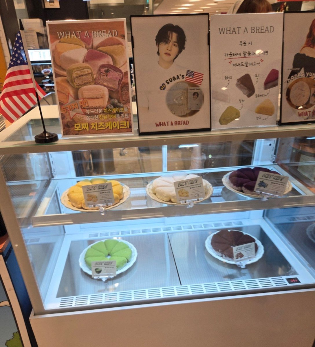agustdpopbase's tweet photo. #SUGA's photo is featured at the brand-new What A Bread pop-up in Lotte Mia, Seoul. He visited the WAB main branch near HYBE last year and left his autograph there ✍️ 🇰🇷 https://t.co/nBH8cApCQ8