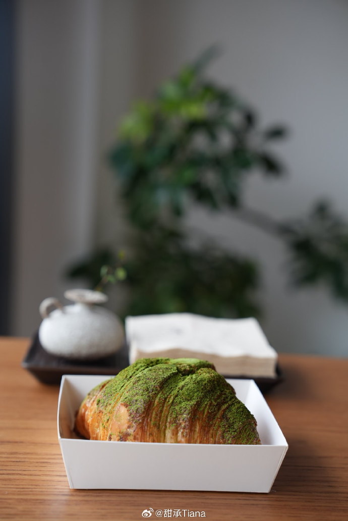 jeonsun06's tweet photo. Just had the most perfect iced matcha latte with a buttery croissant on this rainy afternoon—small joys hit different ， https://t.co/iQVh0OTrkB