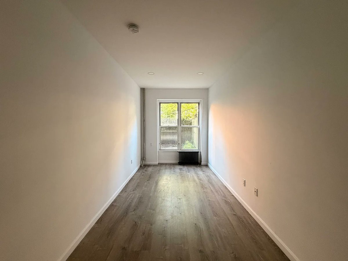 Cobylefko's tweet photo. This is what a $3,000 monthly apartment looks like in Manhattan. 

The city has massively failed its people by not building enough housing, and has failed the country too by forced hundreds of thousands of people away who might otherwise want to live here. https://t.co/C5z4SOWsa8