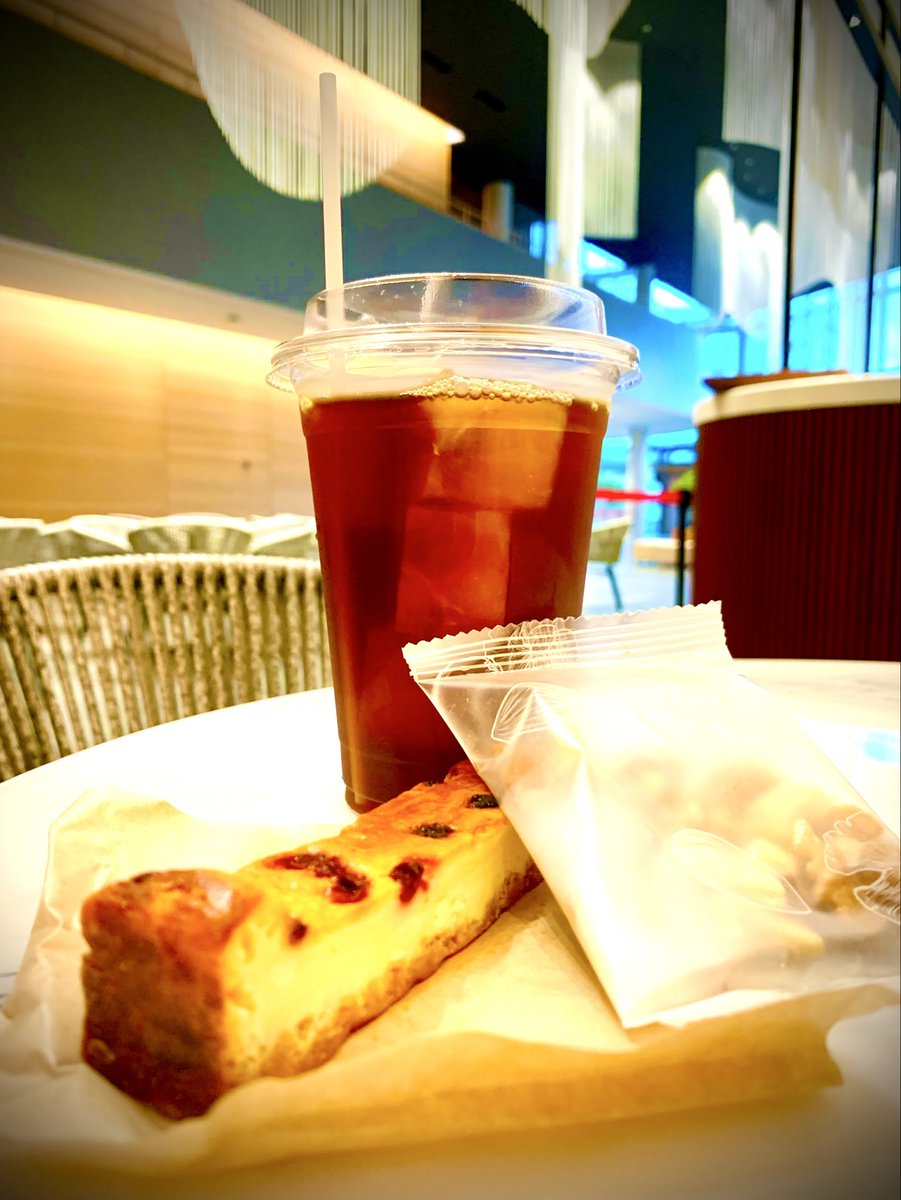DzNnmt's tweet photo. おはようございます😊

昨日、福岡市民ホールでチーズケーキとナッツを食べました😊
天神で、こんなに静かに、ゆっくりできる贅沢✨✨✨
癒されました♪ @CAFEC_FUKUOKA
#今日のおやつ　#福岡観光　#cafeC https://t.co/fqrYohZWP2