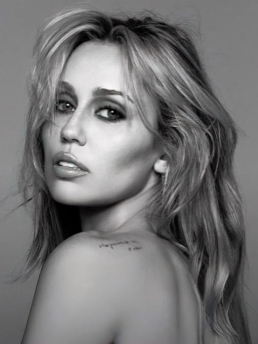 MileyCyrusBz's tweet photo. 🚨 MILEY will reveal a secret video once this TikTok page reaches 10k shares
 https://t.co/FtJcelwBrc https://t.co/3VYUqR7ibu