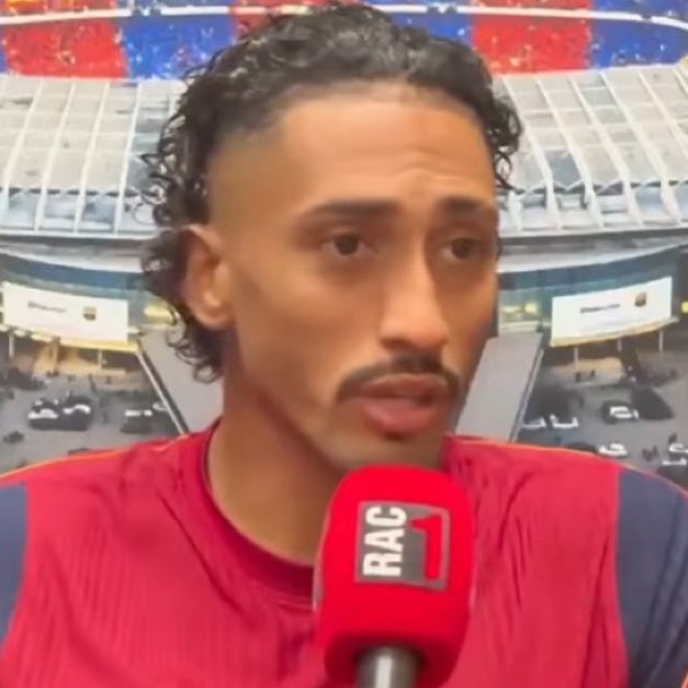 Somhiseremfcb's tweet photo. 🎙️¿Entiendes la situación del Atlético con Julián Álvarez?”

🗣️ Raphinha: “Honestamente, NO... No lo entiendo."

"Mira, cuando no estás cómodo en algún lugar, es muy difícil que las cosas salgan bien y que tengas la paz que necesitas para hacer tu trabajo."

"Julian ha dejado claro varias veces que ÉL QUIERE IRSE y que quiere UNIRSE A NOSOTROS aquí en el Barça... Así que no, no lo entiendo."

"Por supuesto, entiendo que el Atlético no quiera perder a un jugador de este nivel, pero creo que se han pasado DE LO NORMAL."