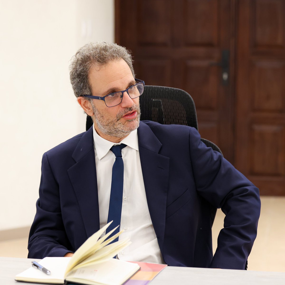 LarryDevoe's tweet photo. Este viernes recibí en la sede del Ministerio Público a una delegación de Human Rights Watch (HRW), encabezada por Federico Borello, subdirector ejecutivo, y Juanita Goebertus, directora para las Américas.

Durante el encuentro, conversamos sobre la situación de derechos humanos y el rol del Ministerio Público en esta materia. 

Asimismo, abordamos el proceso de Consulta Nacional sobre la Reforma de la Justicia Penal actualmente en desarrollo y los invité a presentar sus aportes a esta iniciativa, la cual busca avanzar en transformaciones estructurales en el sistema de justicia penal del país.

Finalmente, acordamos establecer y mantener un mecanismo de comunicación continuo para recibir y dar respuesta oportuna a sus planteamientos en materia de justicia y derechos humanos.

#MinisterioPúblico #DerechosHumanos #JusticiaPenal #Venezuela
