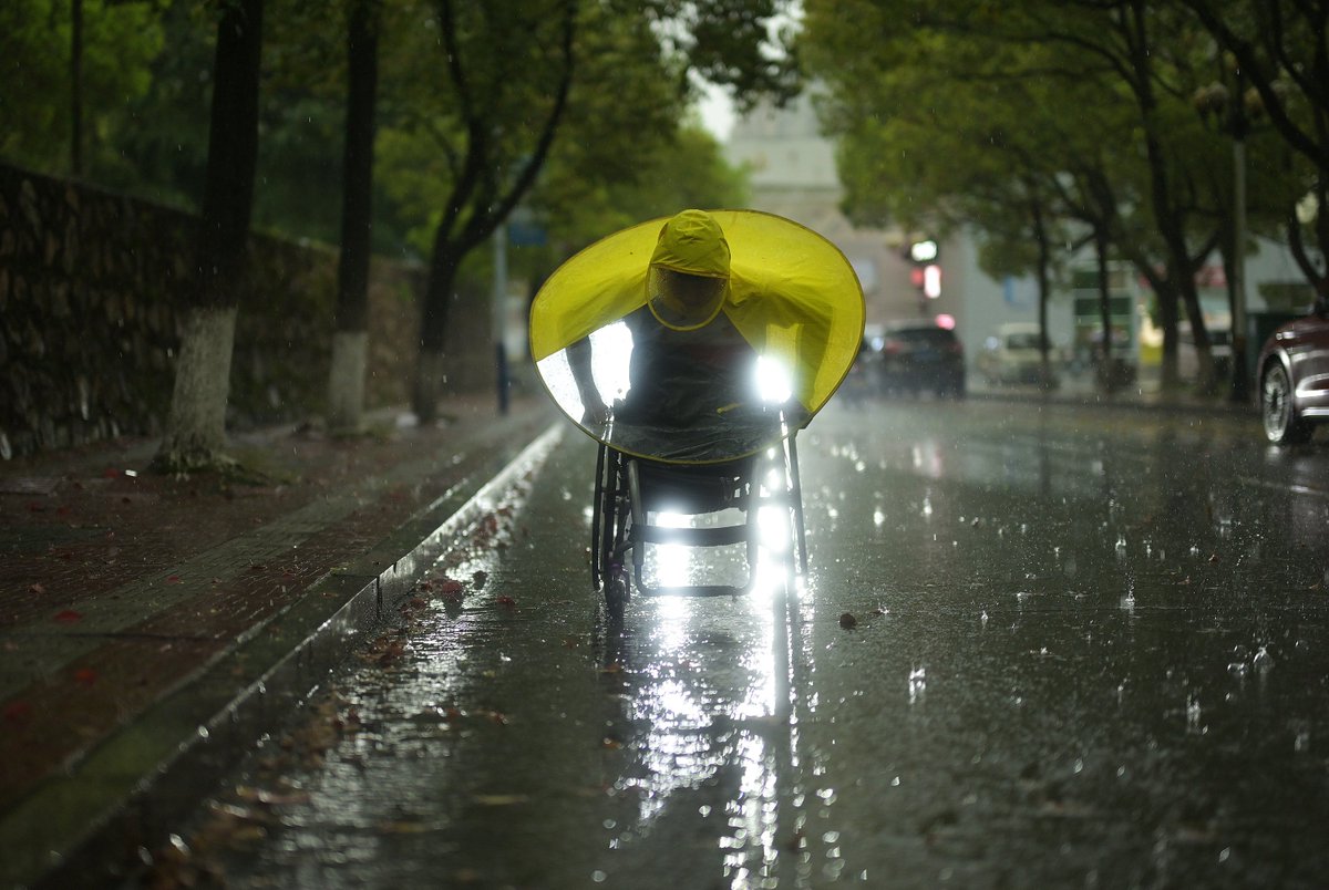 AoiNoUme's tweet photo. A stranger noticed my broken bike on a rainy street, stopped to help fix the chain even when rushing to work—small act that made my whole day.， https://t.co/ZZiBERXooC
