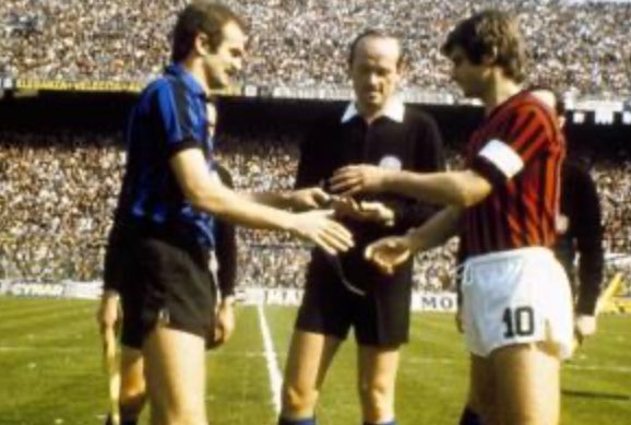 MemoriesMilan's tweet photo. Dopo Franco, #Milano piange la perdita di un’altra leggenda.
Se ne va Sandro #Mazzola, storico Capitano dell’#Inter.
Rivale storico, ma anche lui avversario serio e leale.
Un campione vero
Alla sua famiglia e ai suoi tifosi un sentito abbraccio.

Ciao leggenda, da tutta #Milano https://t.co/POSAYqI6dU