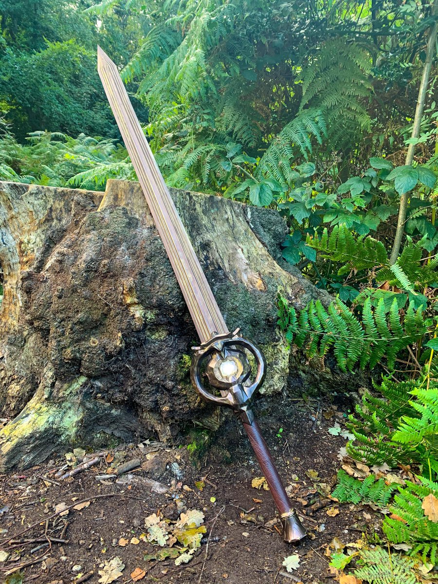 Michelleott98q's tweet photo. I want to get a dawn breaker from Skyrim and do a whole cosplay around it https://t.co/wbKT8UdSuC