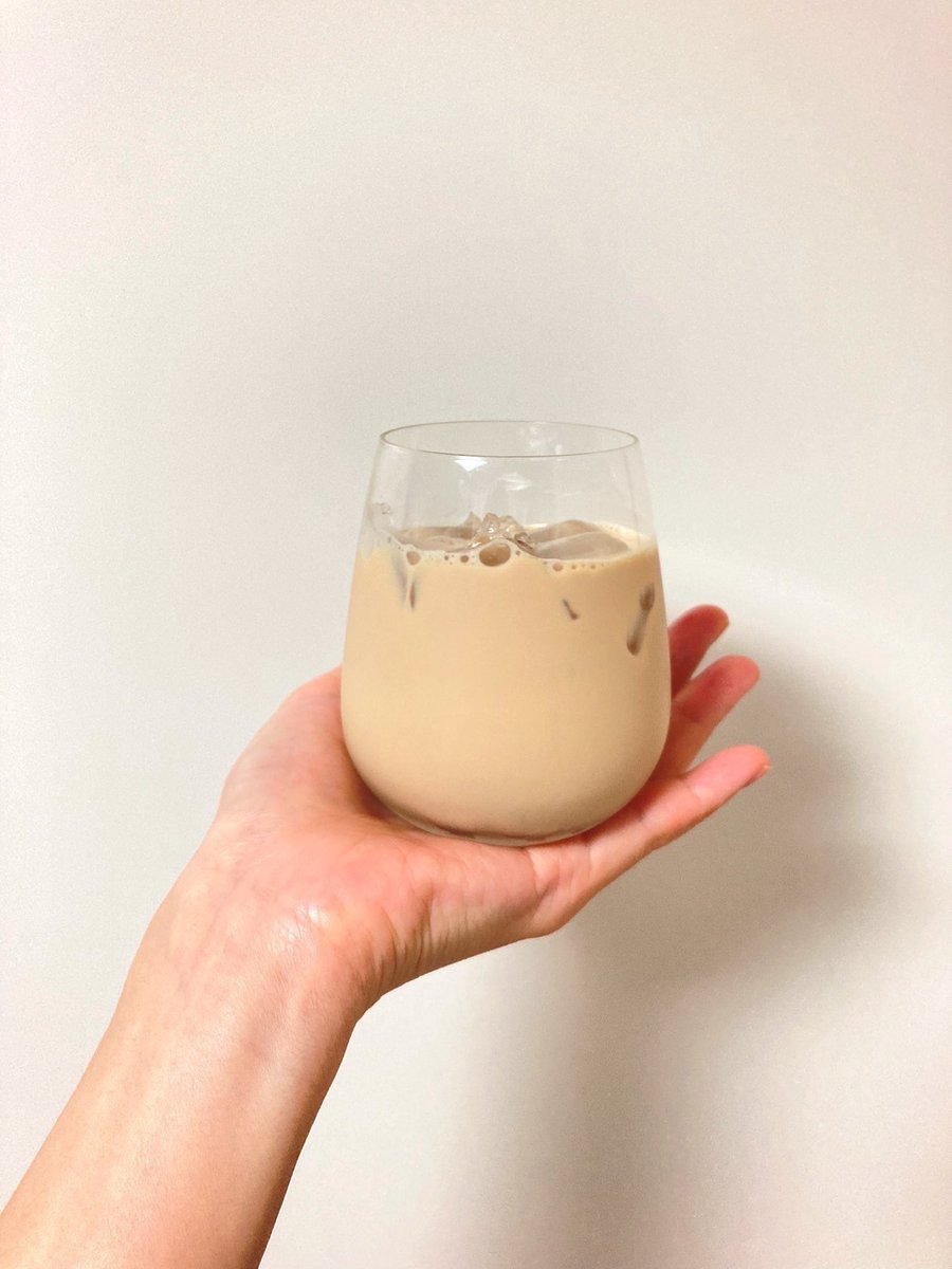 taku_gdbody's tweet photo. 体が弱っているときはコーヒー牛乳は控えてくださいね。カフェインとカルシウムによって体に重要なマグネシウムが大量に排出されます。どれだけ頑張ってマグネシウムを補給してもこれでは追いつきません。マグネシウムが不足してしまうと体の不調が出てきます。大量にマグネシウムを補給するだけでなく、マグネシウムを無駄使いされないようにコーヒー牛乳を控えてみてくださいね。