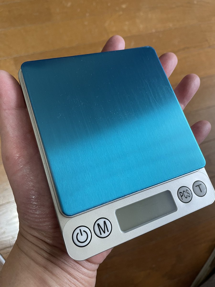 __kaju__'s tweet photo. Amazonで買ったキッチンスケールが届いた。

「コンパクトでこれはいいぞ！」
と思って届いた商品を見てみたら…

…小さい。😳
コンパクトすぎる！

大きいボウルをのせると
数字が見えない。😱

ちょっと失敗したけど、
まっいっかー。

確認不足だった自分が悪い😅

たまにこういう事あるよね〜。 https://t.co/fbxw3uWhlp
