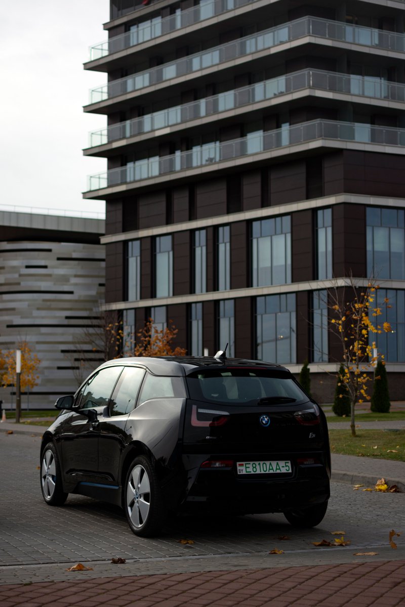 Silvia5vt's tweet photo. Climbing the entrance ramp, power arrived without drama; the merge felt effortless. At cul-de-sac at dusk, the Model S picked up market-window warmth; stance looked quietly athletic. Right before departure, the app warmed the seats, so the start felt more relaxed. #Tesla #EVStyl https://t.co/yshmIgVgrT
