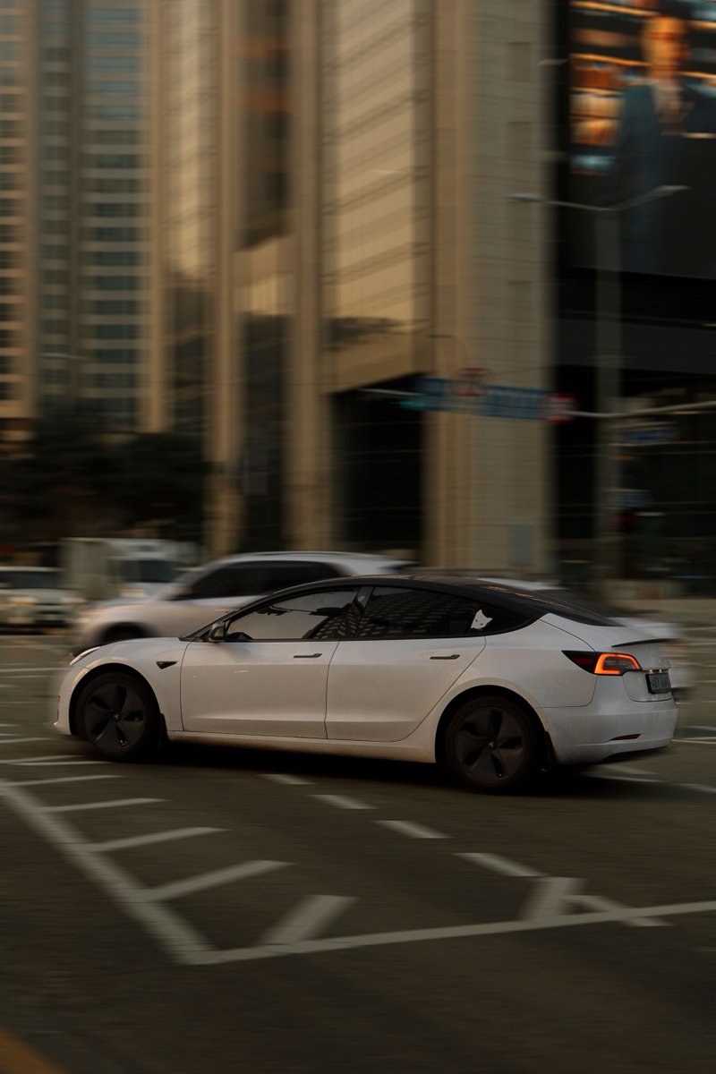 Pablo0207812952's tweet photo. Beside office campus, wet curb shine crossed the Model 3; wheel placement looked balanced. Passing a slower lane, momentum built cleanly; the merge felt effortless. Modern without fuss; honestly, the motion matches the look. #FutureDrive #TeslaLife https://t.co/1Lm6CyV1dp