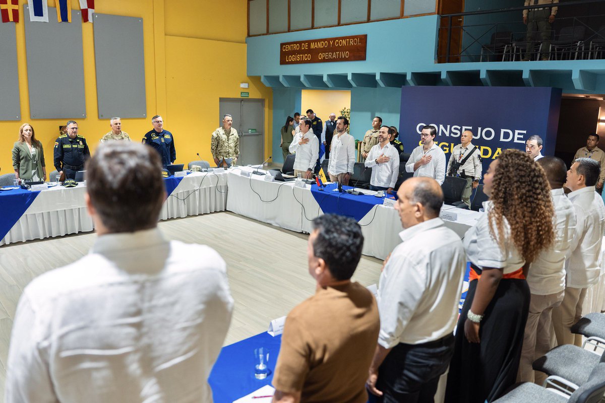 infopresidencia's tweet photo. Articulación regional, firmeza y presencia institucional en el Caribe. 

El presidente Abelardo De La Espriella lideró en Cartagena un consejo de seguridad estratégico y una jornada de empalme territorial con autoridades locales. 

El Gobierno de Colombia ratifica que el trabajo de la mano de los mandatarios regionales es fundamental para combatir la criminalidad, garantizar la tranquilidad y consolidar el progreso de las comunidades del país.