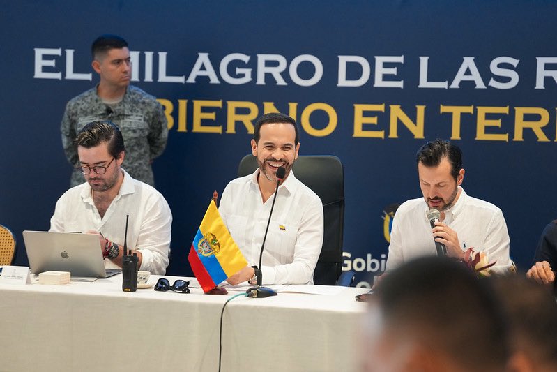 infopresidencia's tweet photo. Articulación regional, firmeza y presencia institucional en el Caribe. 

El presidente Abelardo De La Espriella lideró en Cartagena un consejo de seguridad estratégico y una jornada de empalme territorial con autoridades locales. 

El Gobierno de Colombia ratifica que el trabajo de la mano de los mandatarios regionales es fundamental para combatir la criminalidad, garantizar la tranquilidad y consolidar el progreso de las comunidades del país.