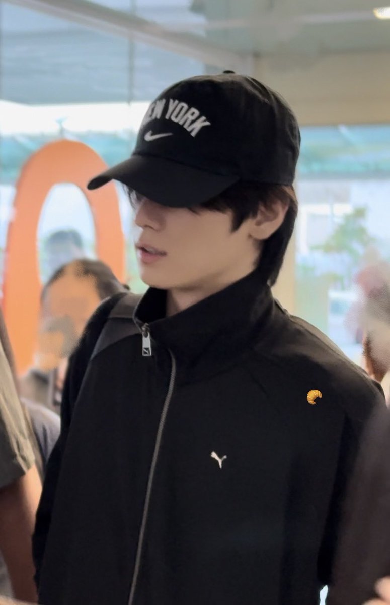 dailyljy's tweet photo. juyeon at incheon airport leaving for his 1st fanmeeting tour 'youth, by juyeon' in beijing 📸
 
#JUYEON #주연 #더보이즈 https://t.co/kNU437kA4E