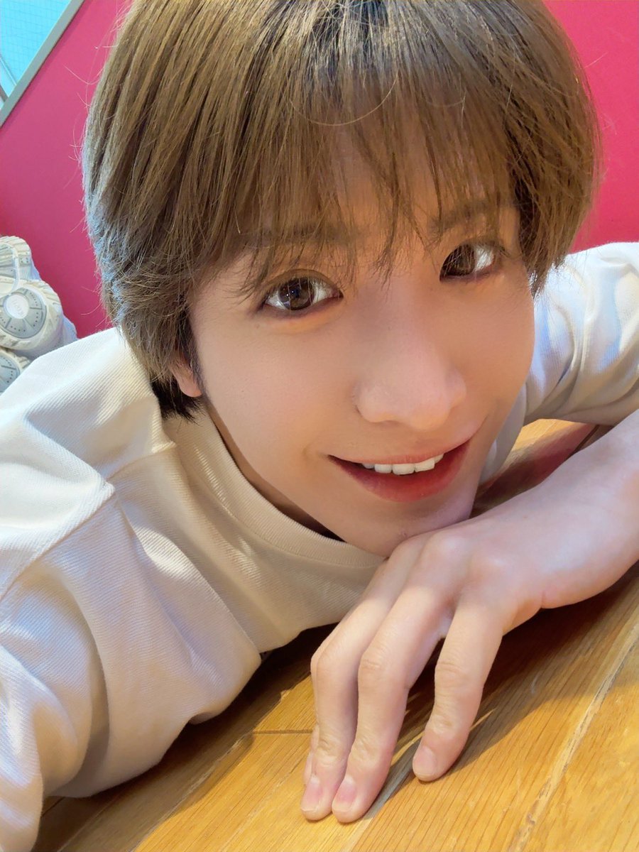 takuya_matsuri's tweet photo. おはよう🥹❤️

今日はMATSURI 2ndツアー
in山梨〜🗻🥰
MATSURIとしてツアーで山梨に行くのは
初めてなので本当にたのしみやし
何より今日をすっごい楽しみにしてたので
朝サッとすんなり起きれました😋💗

デカホシの余韻と共に
山梨に向かっております🤩🫶

最初は千秋楽の次の日ワンマンライブ2公演
結構体力的に大丈夫かなってびびってたけど
むしろ舞台楽しすぎたし心が満たされてて元気いっぱいです🥰❤️‍🔥

ステージに立つことが大好きなので日々たくさんスケジュールが埋まってるって本当に幸せだなぁとめちゃくちゃ思います🥹❣️

今日もステージでキラキラしてきます😍👍🏻

みんな今日からシルバーウィーク
存分に楽しんでねー🥳💙

#MATSURI
#松岡卓弥
#ツアー
#山梨