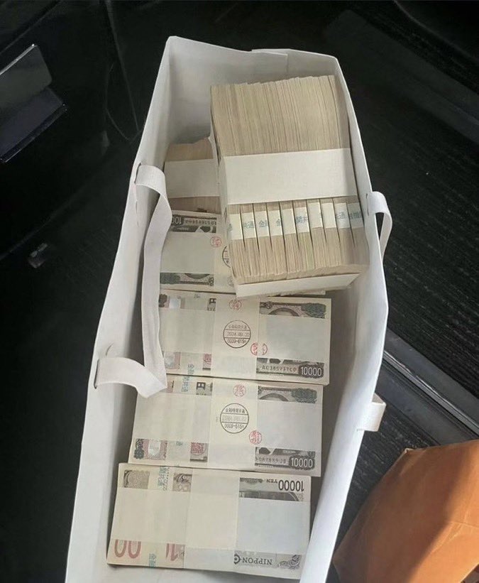 Himaricimn's tweet photo. もし今日、300万円が突然あなたの口座に入ったら…💴

生活は楽になると思いますか？

① はい、かなり楽になる
② いいえ、あまり変わらない https://t.co/POWtbd0G1A