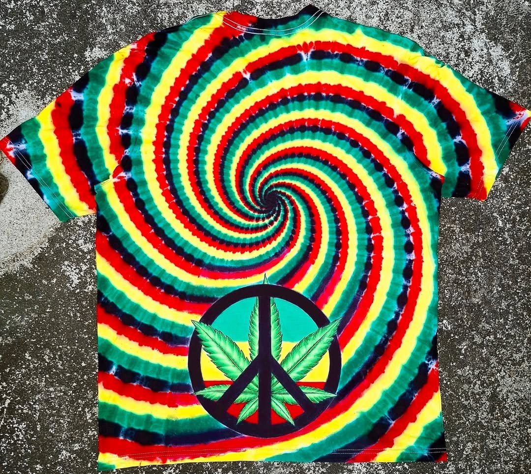 edceldgzmn's tweet photo. 24.5”inchs width (pit to pit)
31” inchs length (top shoulder to bottom)

. Thankyou and goodluck! ☺️❣️🌈

#thenorthsideco #tiedye #tiedyeshirt #tiedyetshirt #psychedelicart https://t.co/R8SU3xaLZm