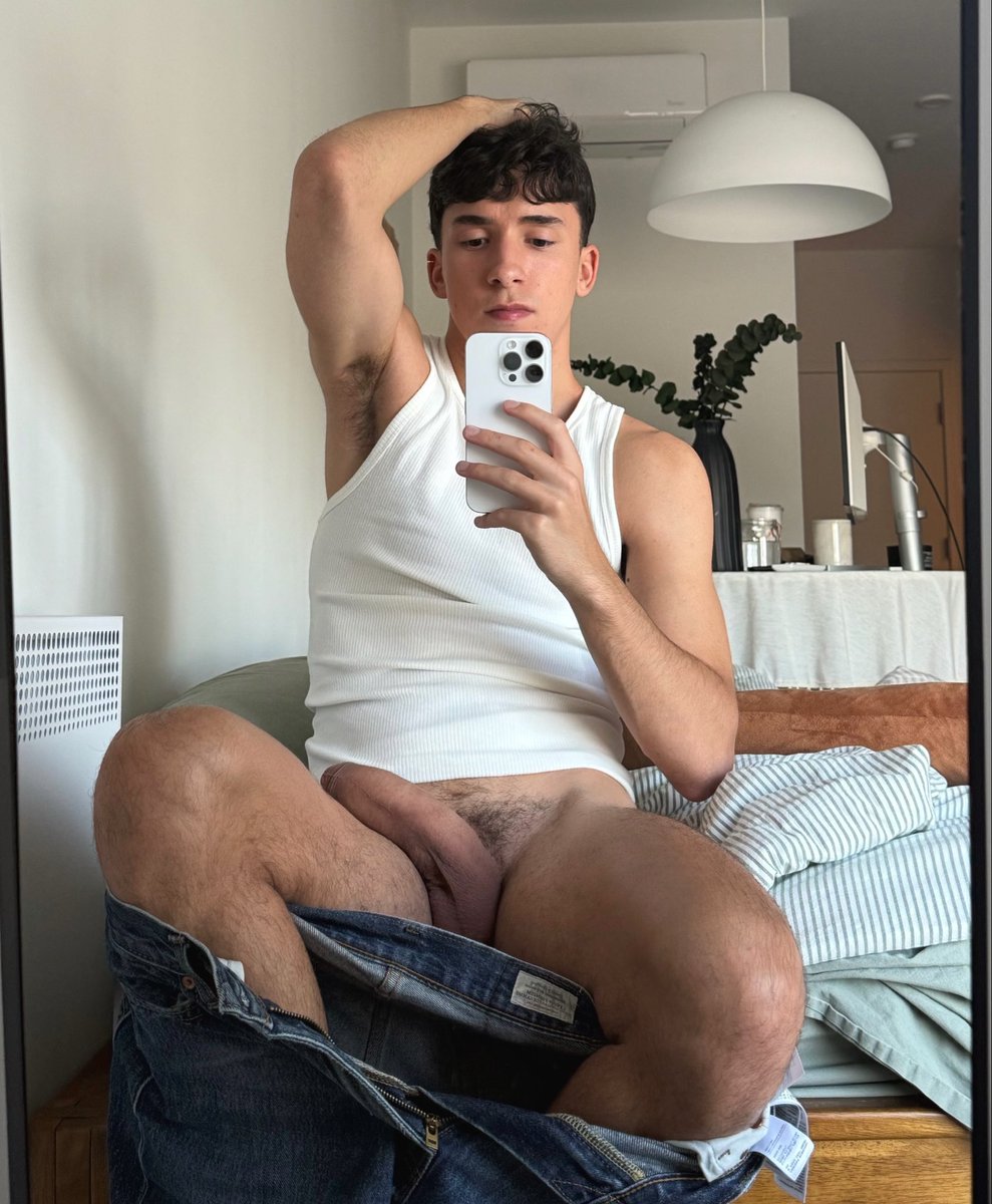 twinksam20's tweet photo. bury your face between my legs https://t.co/jzAjIUrnLN