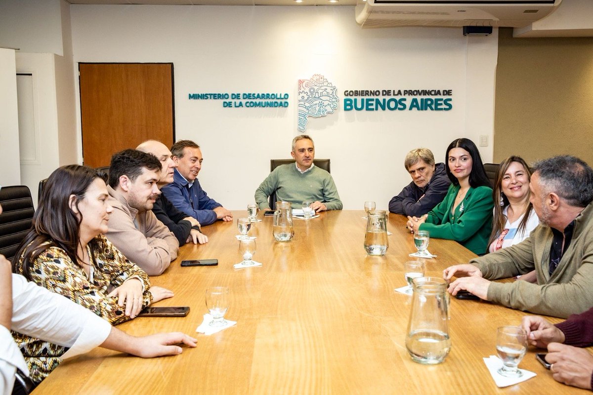 CtaMza's tweet photo. 🇦🇷 Referentes de "Mendoza con Axel" nos reunimos con @larroqueandres (Ministro de Desarrollo de la Pcia. Bs. As.) antes del Plenario Nacional de este sábado, en la UTN Avellaneda.

Compartimos la realidad de Mendoza, y sumamos a la construcción de una propuesta federal. https://t.co/5fuLdexGFl