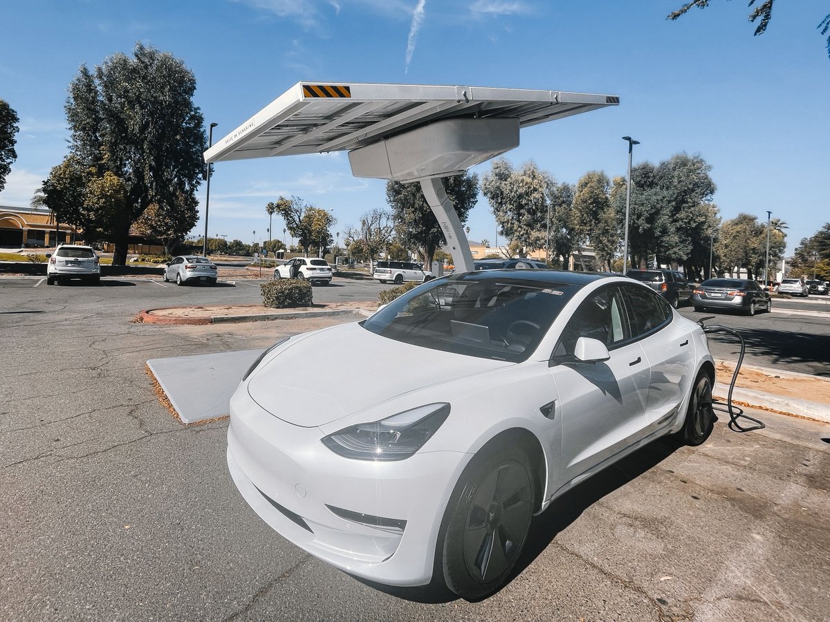 passivsub26's tweet photo. Before the morning rush, the car restored my settings, and the setup felt nearly invisible. Low-sun glitter hit the Model Y at theater alley; simple sides reduced visual bulk. Leaving the overlook, the car surged quietly; meanwhile, the drive stayed composed. #EVExperience #Tesl https://t.co/wmOnE5wR4O