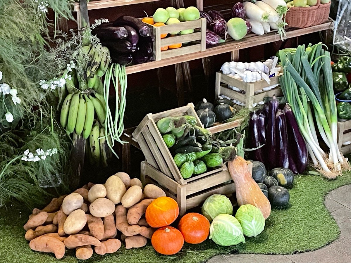 rangsoony's tweet photo. Stock up on fresh spinach, cherry tomatoes, and garlic today for quick weeknight meals! Grab yours at the local farmers’ market—crisp, affordable, and sourced straight from local farms. https://t.co/3NHMIew5b9