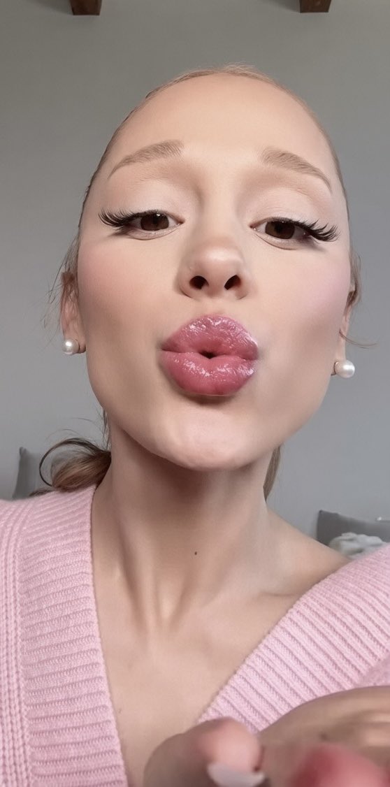 22mychee's tweet photo. glossy bimbo lips 😵‍💫💦 https://t.co/pjiYO7hMOt
