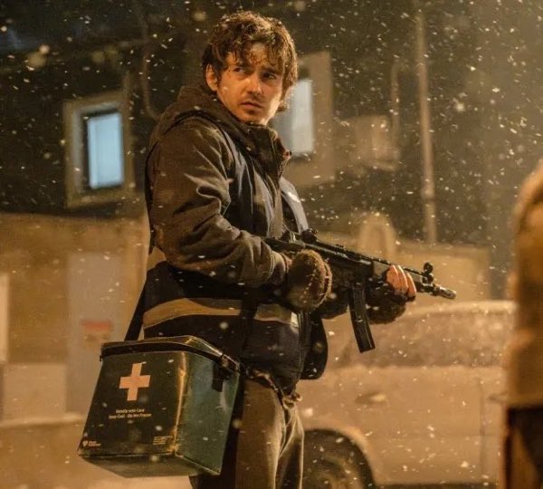 ClNEMANYA's tweet photo. Why did a sum of people hate the ending to Resident Evil? What’s he supposed to do 😭 https://t.co/kv5YMI6lM7