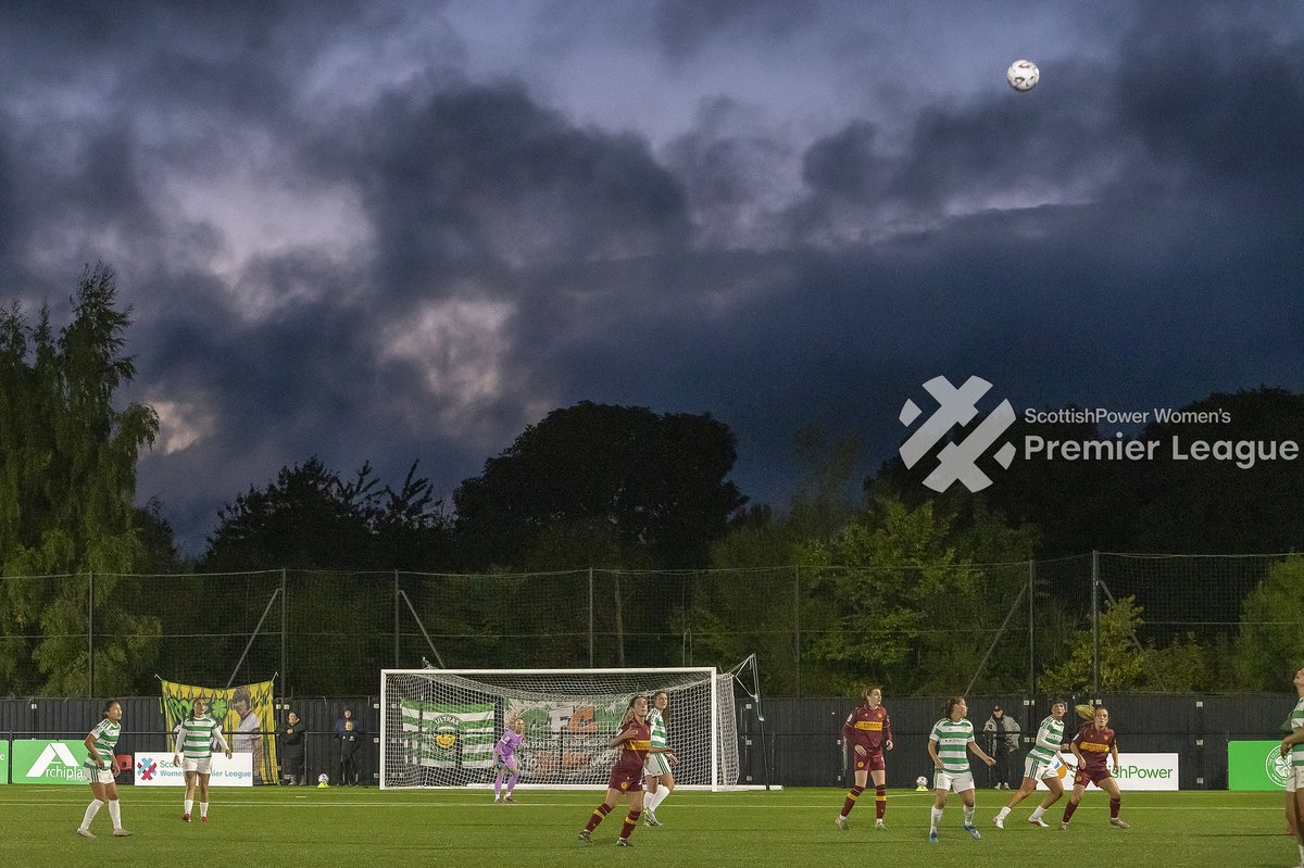 CollargeImages's tweet photo. Friday night under the lights at the Kirkintilloch Community Sports Complex for the @ScottishPower @SWPL where a late @Shannon71299 goal gave @CelticFCWomen all 3 points breaking the hearts of a steadfast @MotherwellWomen side #LateWinner #sportsphotography #football #sports https://t.co/Dml2DGmHRV
