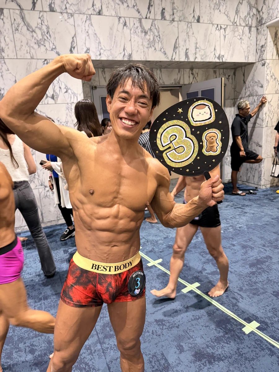 elite__man's tweet photo. 【話題】「1日30分睡眠」で知られる堀大輔さん、経歴が凄すぎると話題に

・高校卒業後、音楽活動
・油絵画家として活動
・ギター職人を約3年
・化学機械メーカーでプラント設計
・「速読の達人」としてNHK出演
・独立して会社を設立
・ショートスリーパー育成事業を展開
・40代でベストボディ・ジャパンにも挑戦

→画家、職人、会社員、経営者、ショートスリーパー、ボディメイクまで経験

42歳でこれだけのことに挑戦している行動力、素晴らしいですね！