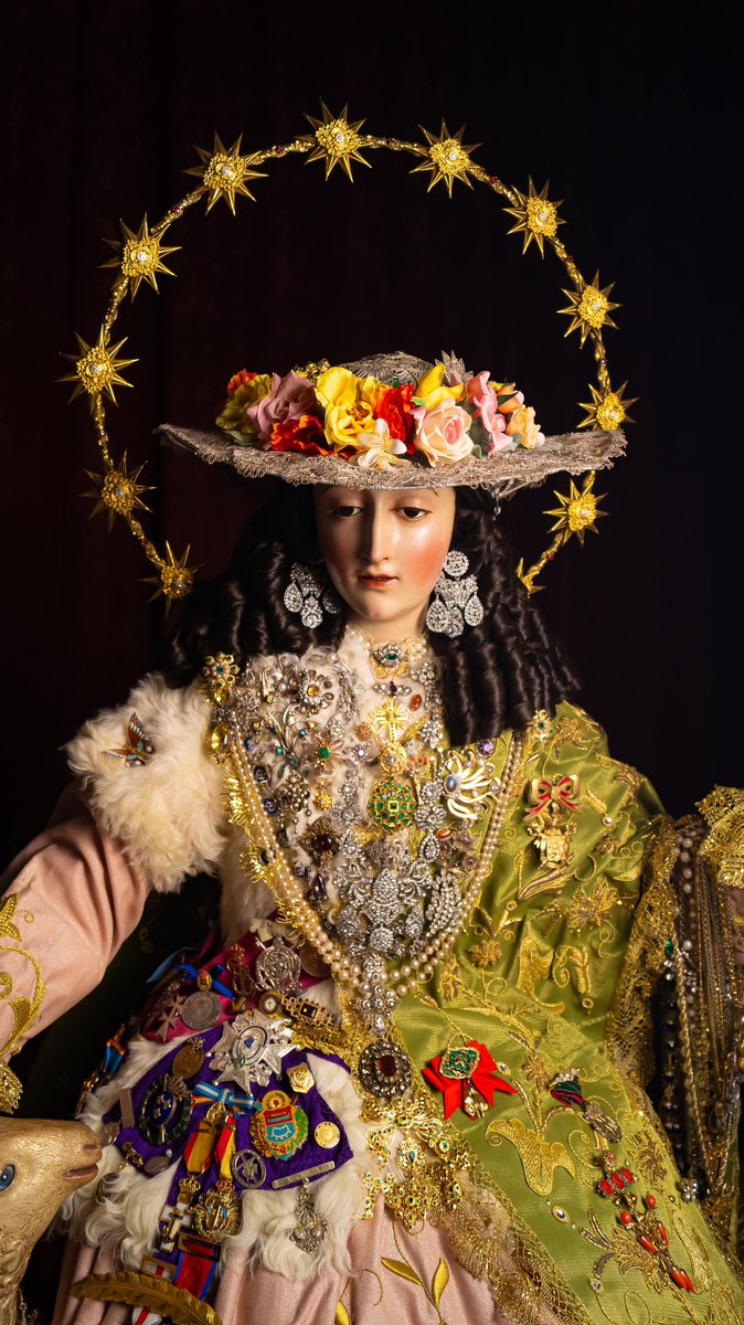 PastoraSMarina's tweet photo. 🔵 LA DIVINA PASTORA PARA SU SOLEMNE PROCESIÓN 

Amanece en este sábado, víspera del #IIIDomingodeSeptiembre, con la Divina Pastora entronizada en su paso procesional, lista para mañana salir a recorrer las calles de Sevilla.

Para la ocasión luce Nuestra Señora el manto de tisú verde que regalasen el pasado 2025 un grupo de hermanos con motivo de la Coronación Canónica, y que realizase Bordados Salteras a partir de los bordados de otro antiguo. Además, viste su saya de tisú rosado bordada en oro fino, las puñetas de encaje de oro obra de Alfonso Aguilar y regaladas el pasado año por la querida @r_peccatorum que en este año coronará a su Sagrada Titular, y estrena el nuevo sombrero de encaje de plata antigua, realizado por Jorge Pestano y José Luis Ortiz, regalo de N.H.D. Álvaro Martín.

#Pastora2026