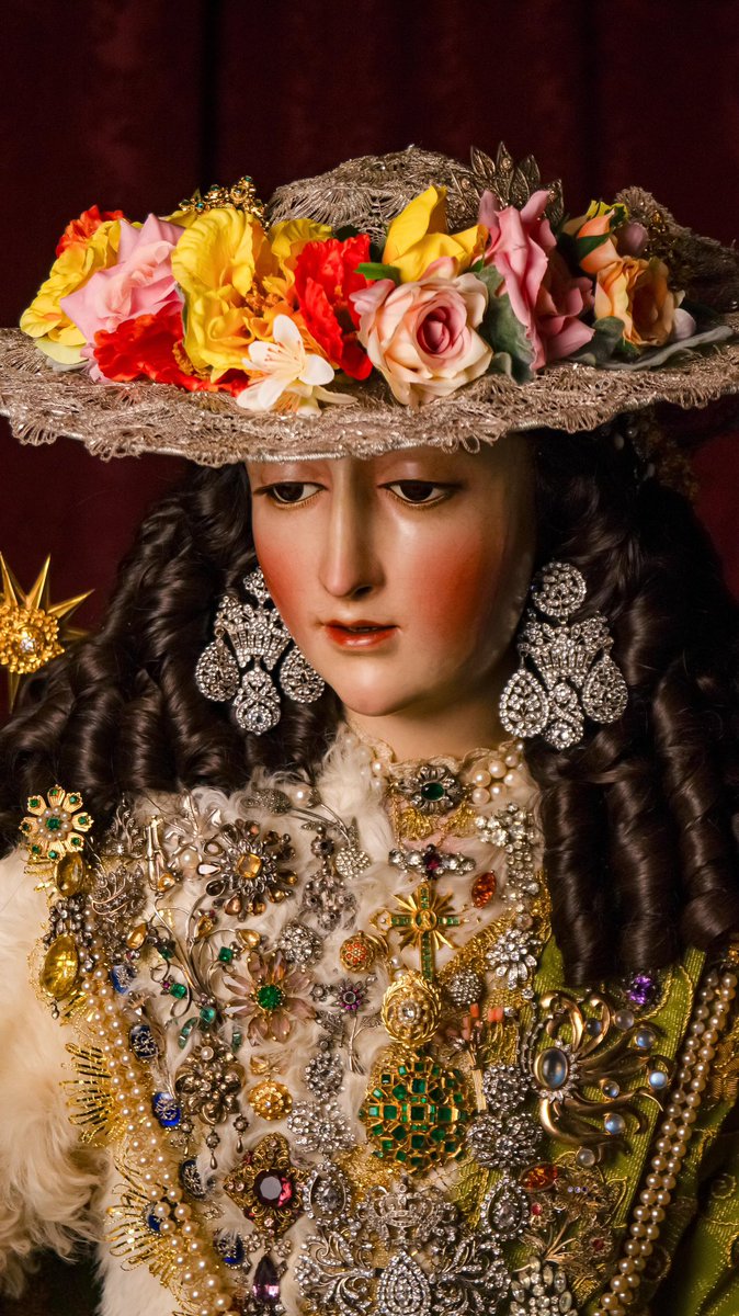 PastoraSMarina's tweet photo. 🔵 LA DIVINA PASTORA PARA SU SOLEMNE PROCESIÓN 

Amanece en este sábado, víspera del #IIIDomingodeSeptiembre, con la Divina Pastora entronizada en su paso procesional, lista para mañana salir a recorrer las calles de Sevilla.

Para la ocasión luce Nuestra Señora el manto de tisú verde que regalasen el pasado 2025 un grupo de hermanos con motivo de la Coronación Canónica, y que realizase Bordados Salteras a partir de los bordados de otro antiguo. Además, viste su saya de tisú rosado bordada en oro fino, las puñetas de encaje de oro obra de Alfonso Aguilar y regaladas el pasado año por la querida @r_peccatorum que en este año coronará a su Sagrada Titular, y estrena el nuevo sombrero de encaje de plata antigua, realizado por Jorge Pestano y José Luis Ortiz, regalo de N.H.D. Álvaro Martín.

#Pastora2026