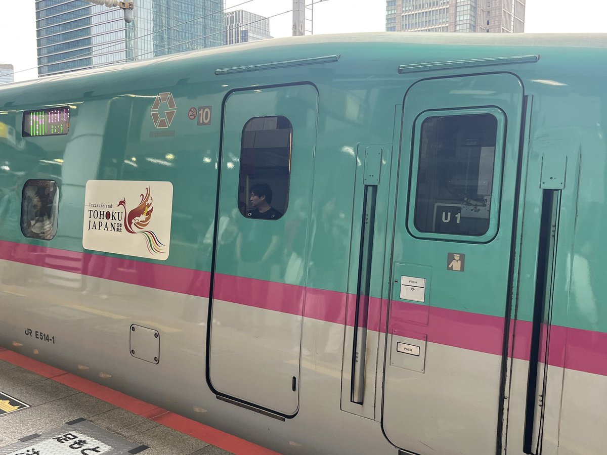 ori8636's tweet photo. 今日の下り東北新幹線はやぶさ号最速達1本目は、なんとトプナンです！
さらに10番線のE233系E-01編成とも並びました！ https://t.co/SyAjte2n24