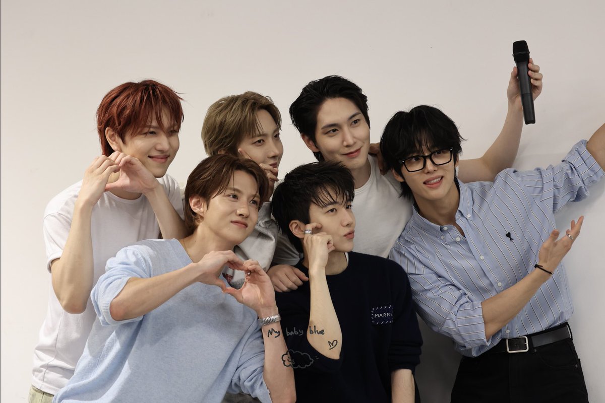mybabybluekino's tweet photo. 260918 뮤직뱅크 미니팬미팅 프리뷰

내 7타곤(신원홍석 옆에 비행기 타러간 우석 자리임) 10주년 컴백 축하합니다🥳
아랑합니다🫶🏻

#펜타곤 #PENTAGON
#겁쟁이
#PENTAGON_10th_Anniversary https://t.co/SI8YBi5CpB
