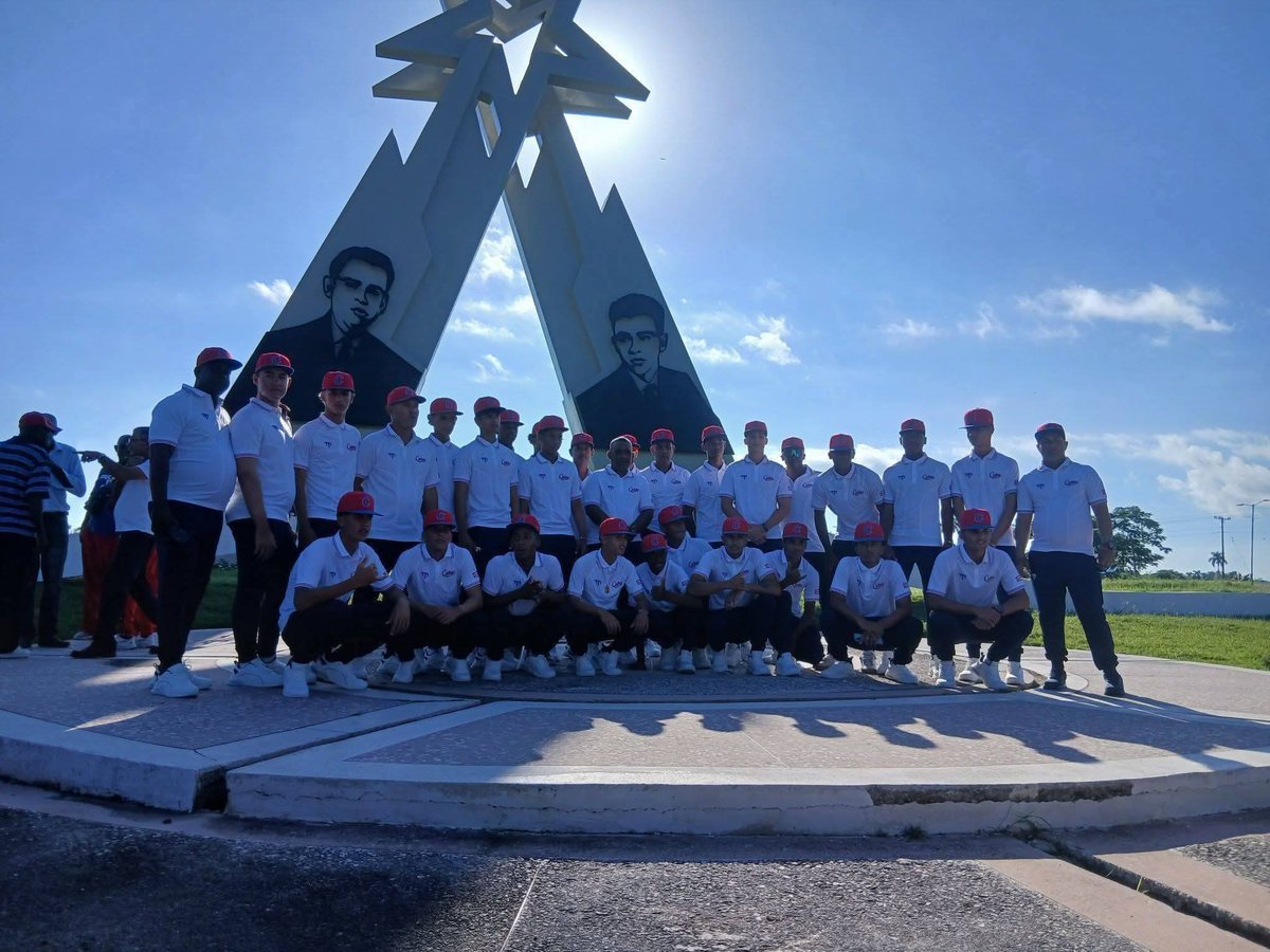 YamileRamosCord's tweet photo. Abanderado en #PinardelRío el Equipo  de Béisbol Sub 15. Jóvenes que representarán a #Cuba en el Campeonato Mundial a celebrarse del 25 de septiembre al 4 de octubre en México Yucatan.
#Cuba #PinardelRío https://t.co/pO7ihnSA2R