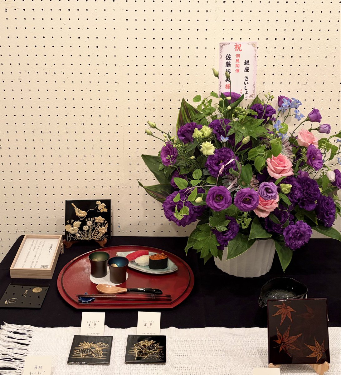 hiromiart23's tweet photo. 個展初日！！

オープン前から並んでくださる方がいて、クローズまで30分も空かないまま、ずーっと賑わっていました🥹✨

お花もたくさん届いて、もう泣きそう😭💐

宙COCOROマニアの皆さんが、それぞれ作品を前に「あれもいい、これもいい」と悩んでくださっている姿……もう幸せしかない😭✨

そして、SNSで知って来てくださった方が本当に多くて、ありがたいです🙇‍♀️

ゆっくりお話ししたり、お水を注いで色の変化を楽しんだり。
充実すぎる初日でした🙇‍♀️✨

まだまだ書きたいことはあるけど、
これから2日目へ！！

本日もお待ちしています〜☺️✨