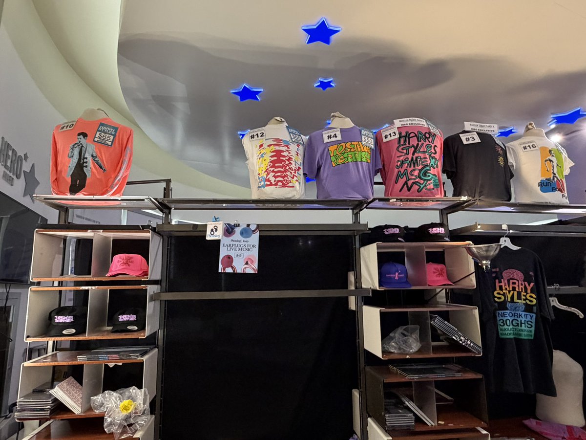 hstickethelp1's tweet photo. NYC MERCH GIVEAWAY🗽

To celebrate Harry’s MSG shows, I’m giving away one piece of merch to one lucky fan!

- International giveaway
- Enter by 9/19 at 4 PM ET
- Winner announced 9/19 at 6 PM ET
- One entry per person

Enter here: https://t.co/VxztvMPeGp

Good luck🫶🏼🫶🏼🫶🏼 https://t.co/Np67M2U7gp