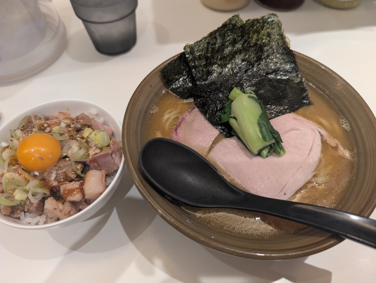 Ramen_SR0102's tweet photo. 家系ラーメン 革新家 TOKYO
東京都千代田区丸の内1-9-1 東京駅一番街 B1F

革命家ラーメン+ガリガリ肉玉丼

計1,250円

2026/09/18(金)
09時37分着
並びなし
09時40分着丼 https://t.co/VOvCKHYJSe