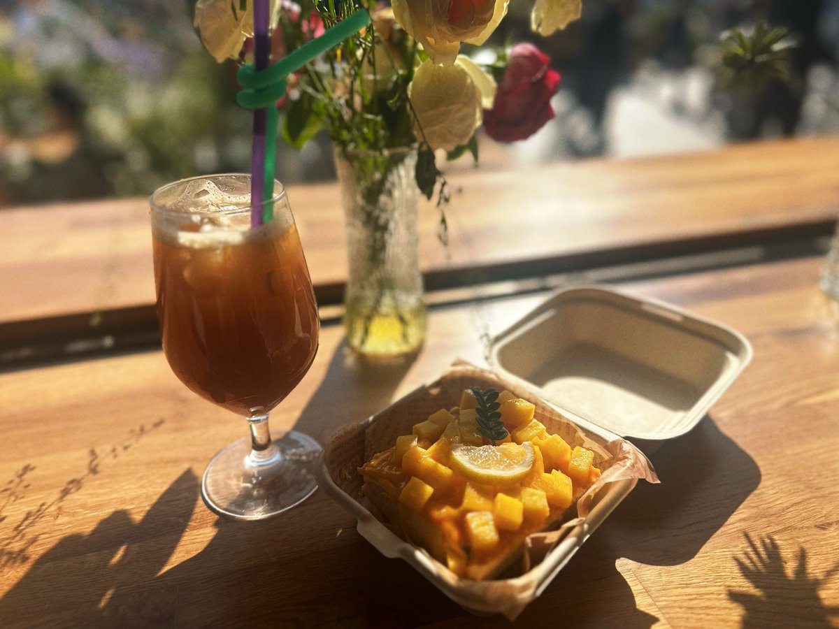 ariar138737's tweet photo. Just had the most perfect iced latte with a flaky croissant on a sunlit balcony—small joys hit so different , https://t.co/a1mBD2fuFM