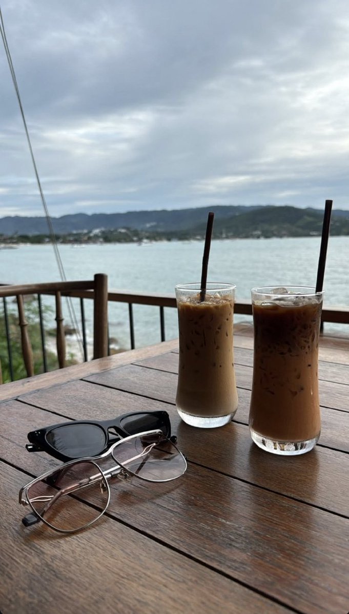 apriy602661's tweet photo. Sipping iced latte at a sun-dappled coastal café, watching seagulls glide by and waves crash softly—this tiny beach stop made the whole trip. No rush, just pure peace. https://t.co/BxyaC2TsVU