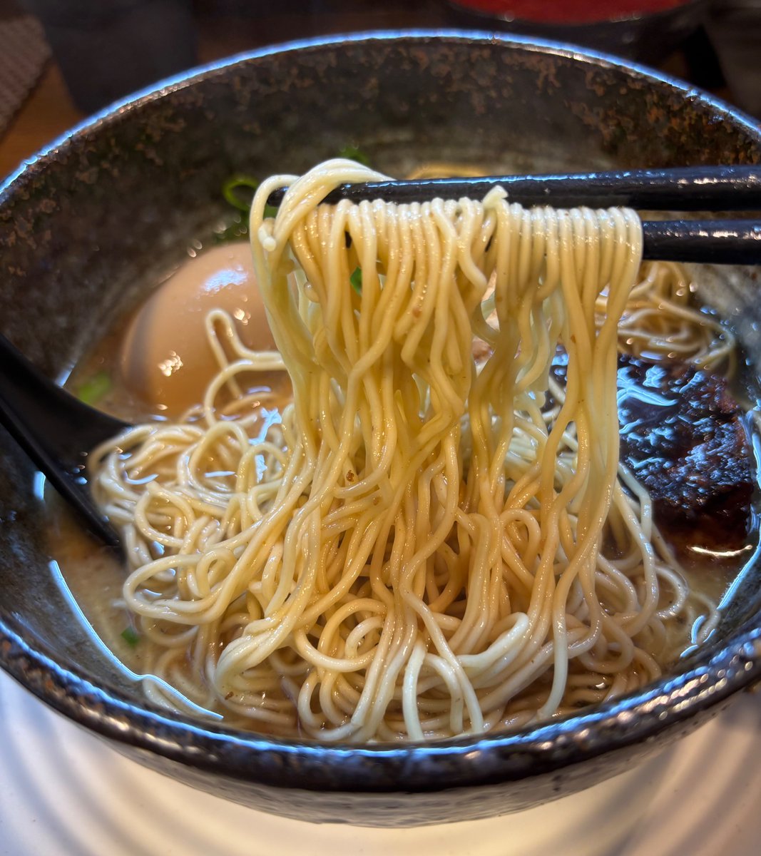 YUI98304714's tweet photo. 麺屋どらいち　小川
どらたま🍜＋替玉

店前を通ると遅めの時間帯ということもあり並びなし✌️

いつも丁寧で親切な接客な店主さん

スープはクリーミーな豚骨醤油に魚介の風味が口に広がってめちゃ美味い😋

麺はサクッとした固めの食感が楽しめスープとの絡みもバッチリ‼️

ご馳走様でした🥢 https://t.co/WQI2u9zL0c