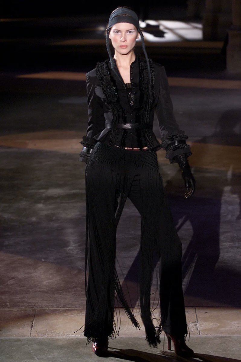 imnoturangl's tweet photo. alexander mcqueen 2002 https://t.co/6FNaFhQvmm