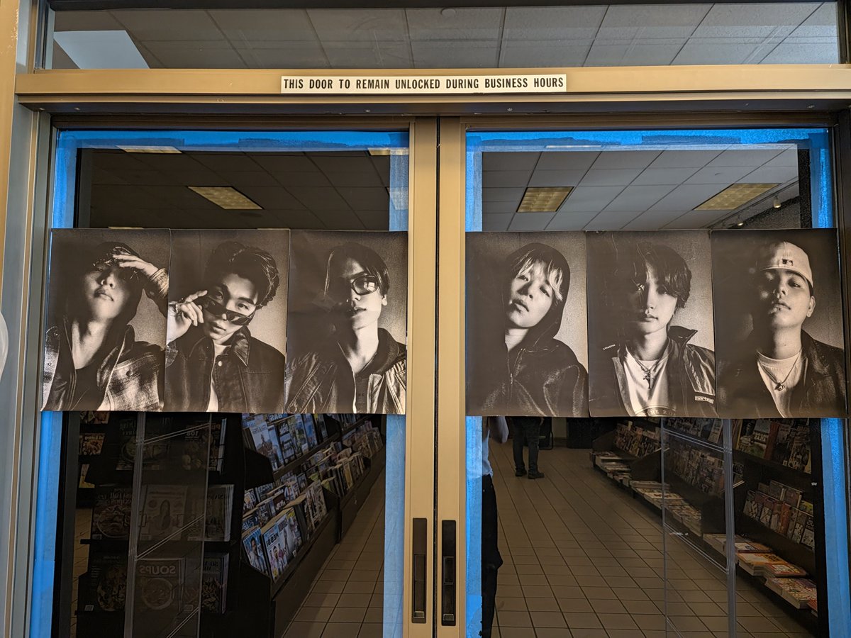 LemonUchida's tweet photo. Be:First "Watch Me" album release event😊🥳
Barns and Noble in Tukwila, WA

I got mirrors and they still have the Watch Me bag!

#watchme #befirst #befirstofficial #mylocalbn #befirst_albumreleaseevent #hello82 #82giveaway #barnesandnoble https://t.co/WCSDKTKhxh