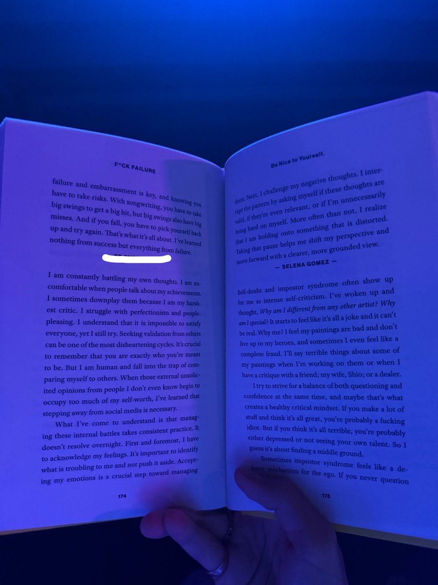 selenagomezbr's tweet photo. Selena Gomez escreveu uma passagem para o livro de seu marido, “F*ck Failure”, falando sobre sua saúde mental.

“Estou constantemente lutando contra meus próprios pensamentos. Fico desconfortável quando as pessoas falam sobre minhas conquistas. Às vezes, minimizo minhas realizações porque sou minha crítica mais severa. Tenho dificuldade com o perfeccionismo e com a necessidade de agradar às pessoas. Entendo que é impossível satisfazer todo mundo, mas ainda assim tento. Buscar validação dos outros pode ser um dos ciclos mais angustiantes. É fundamental lembrar que você é exatamente quem deveria ser. Mas sou humana e caio na armadilha de me comparar com os outros. Quando essas opiniões externas e não solicitadas de pessoas que eu nem conheço começam a ocupar espaço demais na minha autoestima, aprendi que é necessário me afastar das redes sociais.

O que aprendi é que administrar essas batalhas internas exige prática constante. Isso não se resolve da noite para o dia. Primeiro, preciso reconhecer meus sentimentos. É importante identificar o que está me incomodando e não afastá-lo. Aceitar o que está me perturbando é um passo fundamental para administrar minhas emoções. Em seguida, questiono meus pensamentos negativos. Interrompo esse padrão perguntando a mim mesma se esses pensamentos são válidos, se ainda são relevantes ou se estou sendo desnecessariamente dura comigo mesma. Na maioria das vezes, percebo que estou me prendendo a algo que está distorcido. Fazer essa pausa me ajuda a mudar minha perspectiva e seguir em frente com uma visão mais clara e realista.”